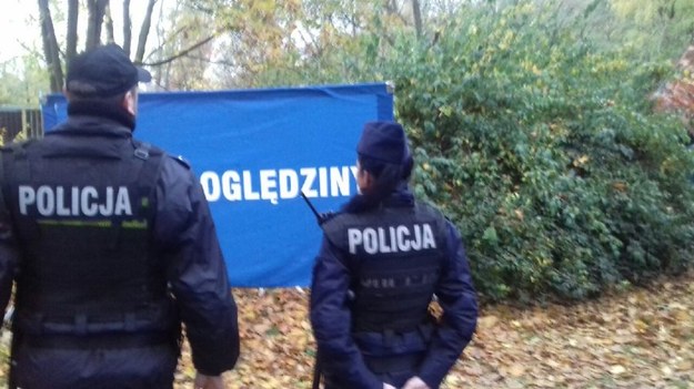 Policjanci na miejscu znalezienia zwłok kobiety /Łódzka policja /