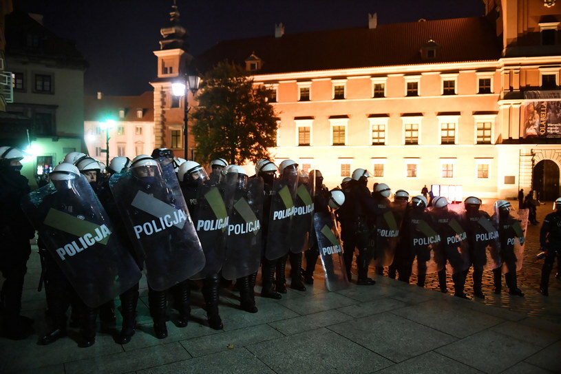 Policjanci na Placu Zamkowym / 	Radek Pietruszka   /PAP