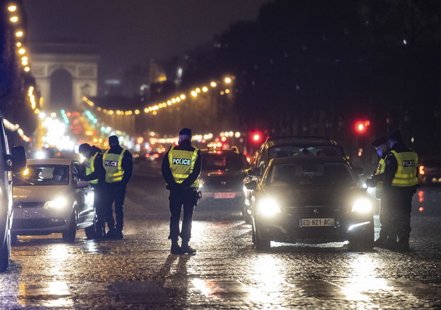 Policjanci na Polach Elizejskich w Paryżu /IAN LANGSDON /PAP/EPA