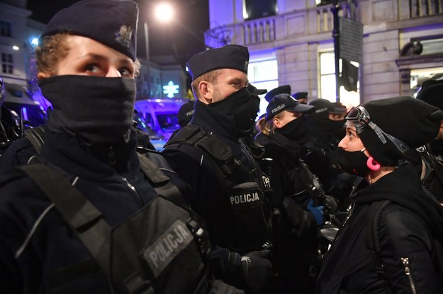 Policjanci na proteście kobiet w Warszawie 18 grudnia 2020 r. /Radek Pietruszka /PAP