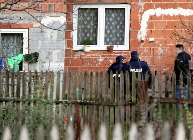 Policjanci na terenie gospodarstwa w Zabrzeży koło Łącka, gdzie doszło do morderstwa /Grzegorz Momot /PAP