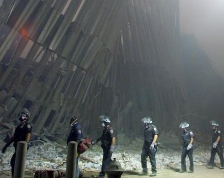 Policjanci na terenie "Ground Zero" /AFP