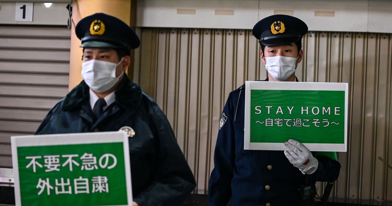 Policjanci na tokijskiej ulicy namawiają ludzi do pozostawania w domach /AFP
