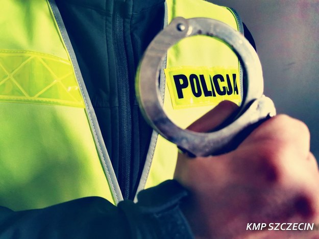 Policjanci na ulicy rozpoznali poszukiwanego listem gończym mężczyznę. /KMP Szczecin /