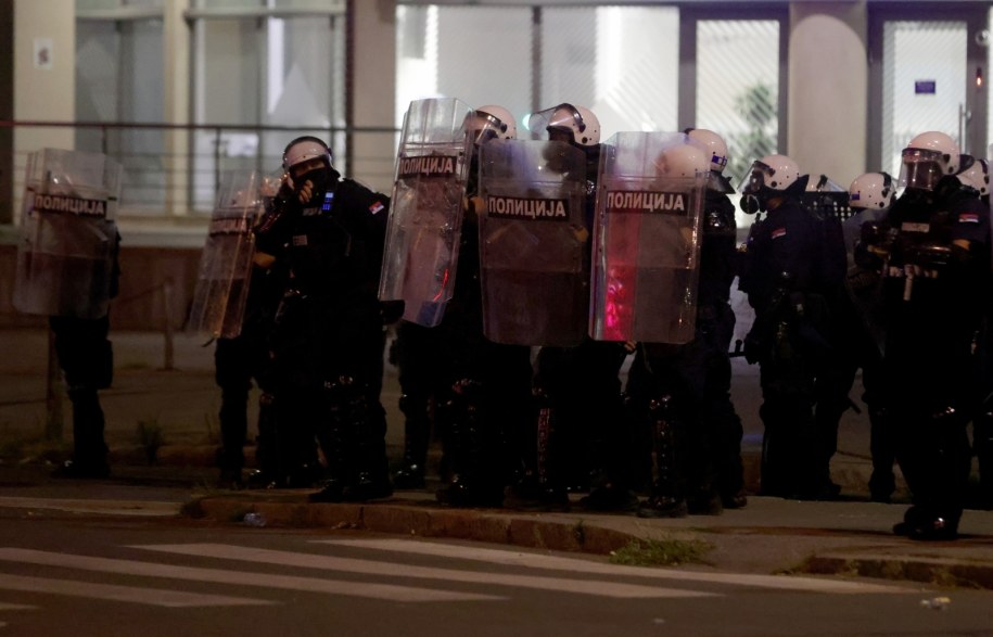 Policjanci na ulicy w Belgradzie /	ANDREJ CUKIC /PAP/EPA