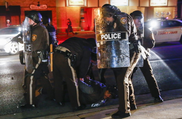 Policjanci na ulicy w Ferguson /PAP/EPA/TANNEN MAURY  /PAP/EPA