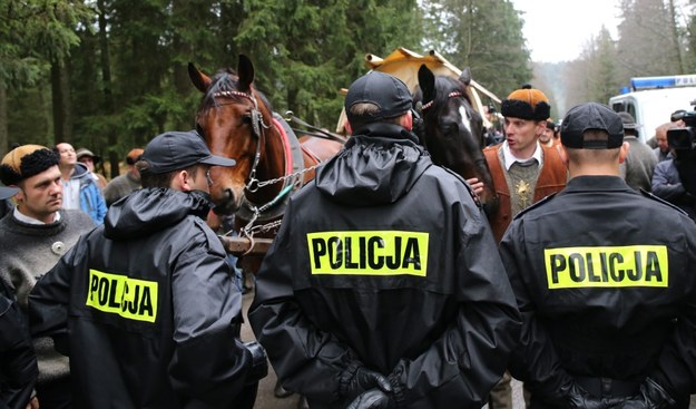 Policjanci na zablokowanej przez obrońców praw zwierząt drodze do Morskiego Oka /Grzegorz Momot /PAP