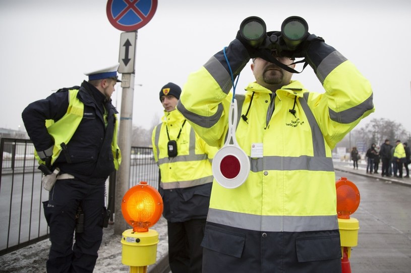 Policjanci nie mają sprzętu do kontrolowania spalin /Maciej Łuczniewski /Reporter