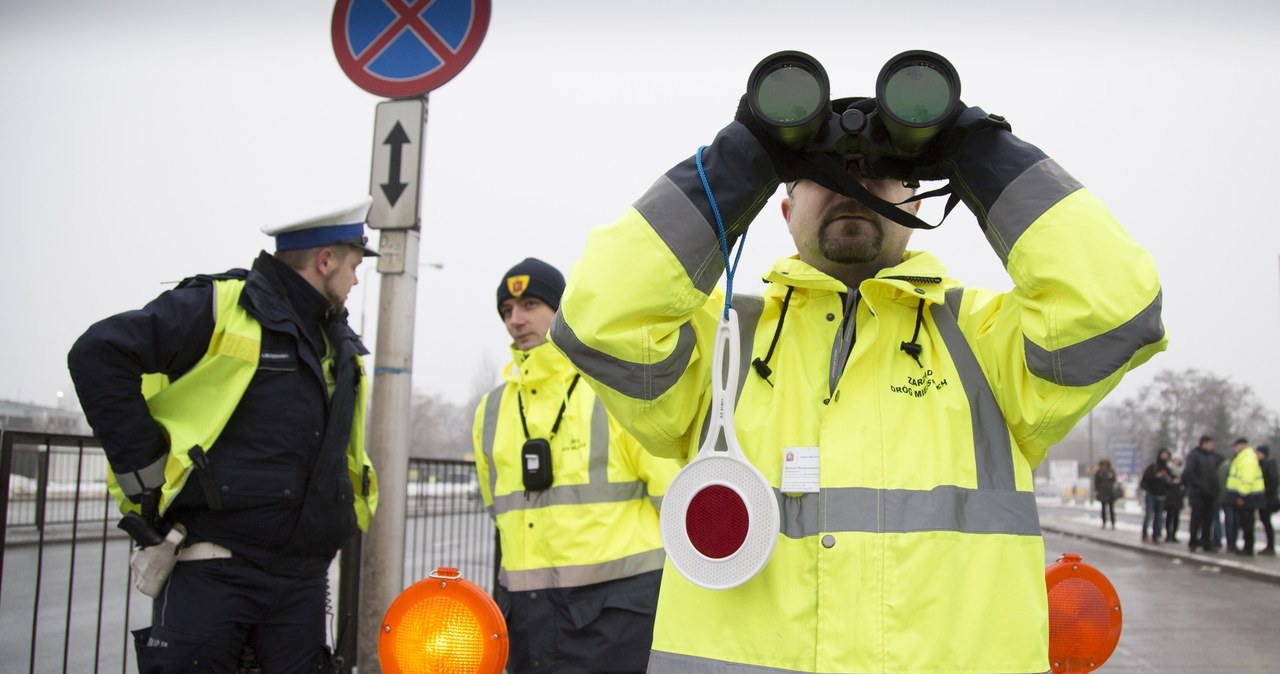 Policjanci nie mają sprzętu do kontrolowania spalin /Maciej Łuczniewski /Reporter