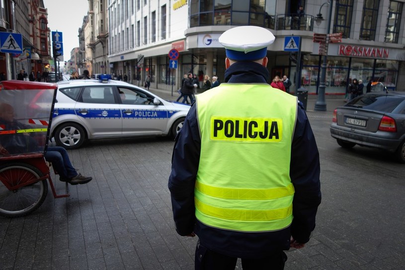 Policjanci nie tylko wystawiają mandaty... /Piotr Kamionka /Reporter