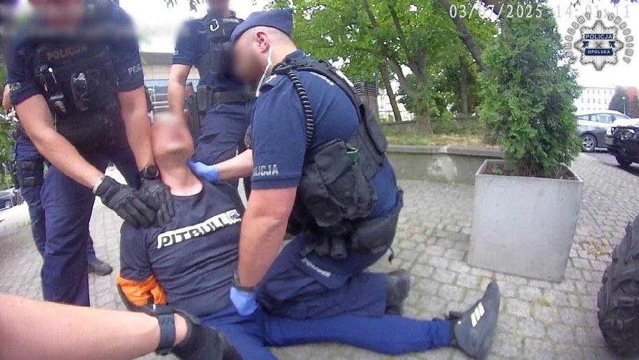 Policjanci obezwładniają agresywnego mężczyznę /Policja