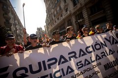 Policjanci oblani farbą. Protesty w Barcelonie