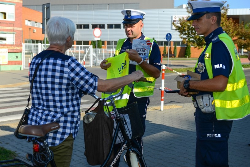 Policjanci od lat apelują do pieszych i rowerzystów, by na drodze byli widoczni /Adam Staśkiewicz /East News