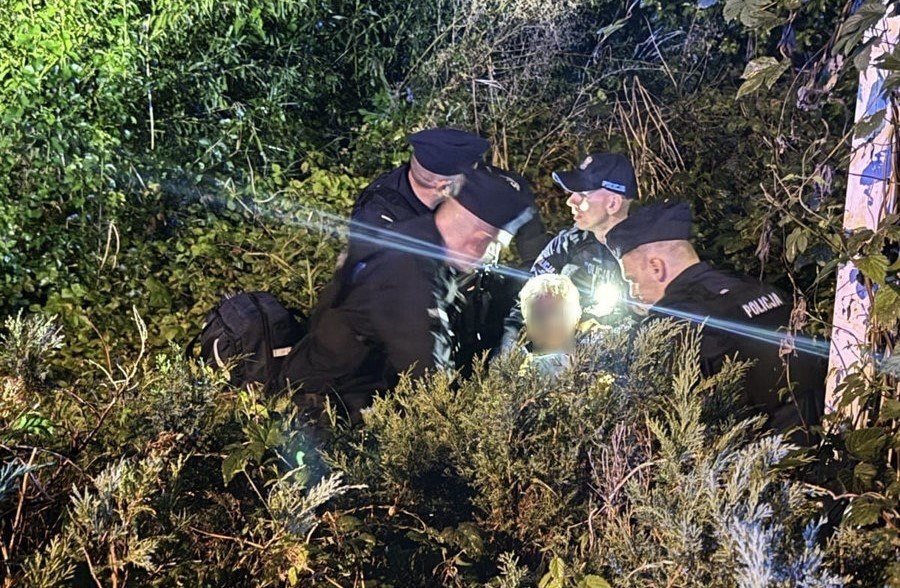Policjanci odnaleźli seniorkę w gęstych zaroślach /POMORSKA POLICJA /
