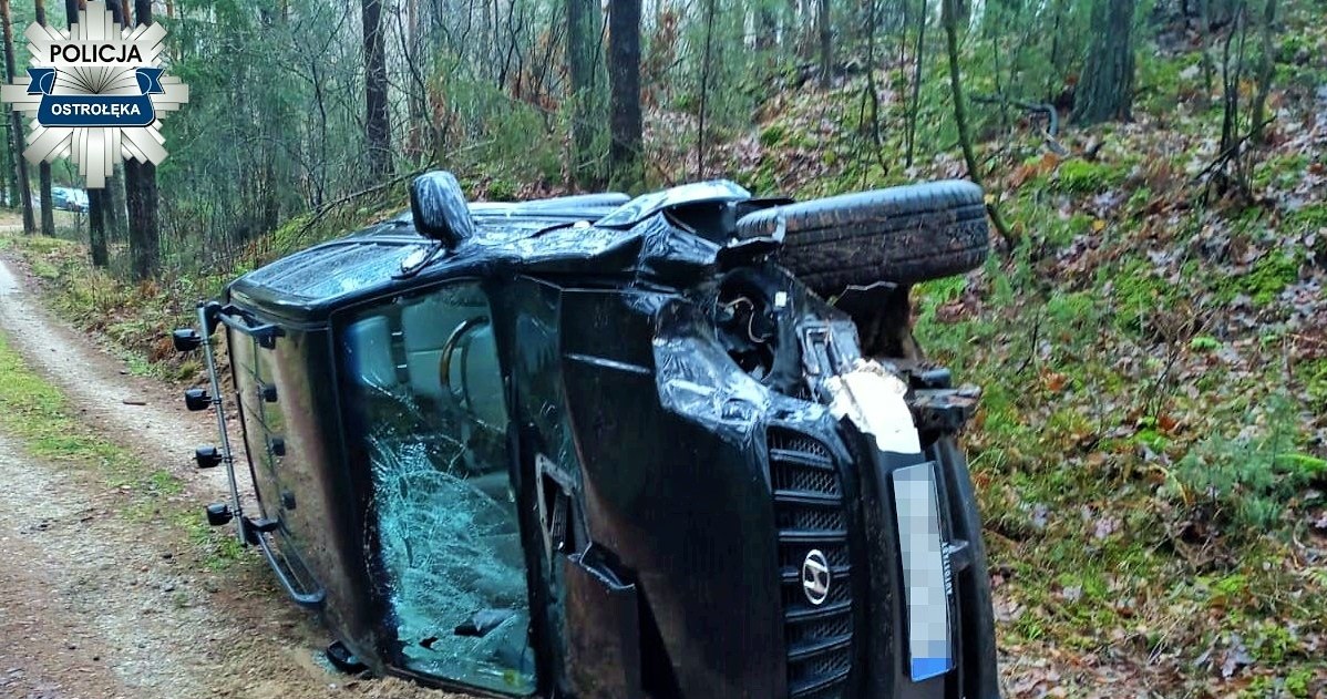 Policjanci odnaleźli skradziony pojazd na jednej z dróg leśnych /Policja
