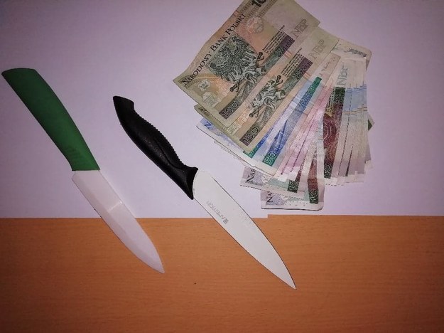 Policjanci odzyskali skradzione pieniądze i zabezpieczyli noże nastolatków /Policja