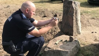 Policjanci odzyskali zabytkowe drogowskazy. Zrobiono z nich... ozdoby ogrodowe 
