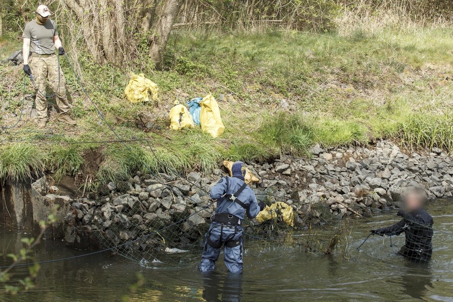 Policjanci oraz strażacy kontynuują w sobotę poszukiwania 3,5-letniego chłopca /Aleksander Koźmiński /PAP