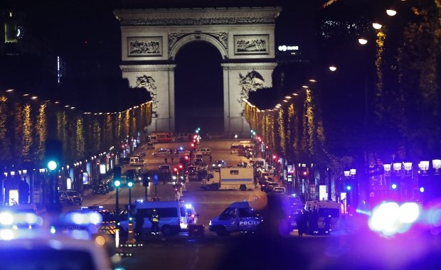 Policjanci ostrzelani na Polach Elizejskich w Paryżu. Do zamachu przyznało się ISIS