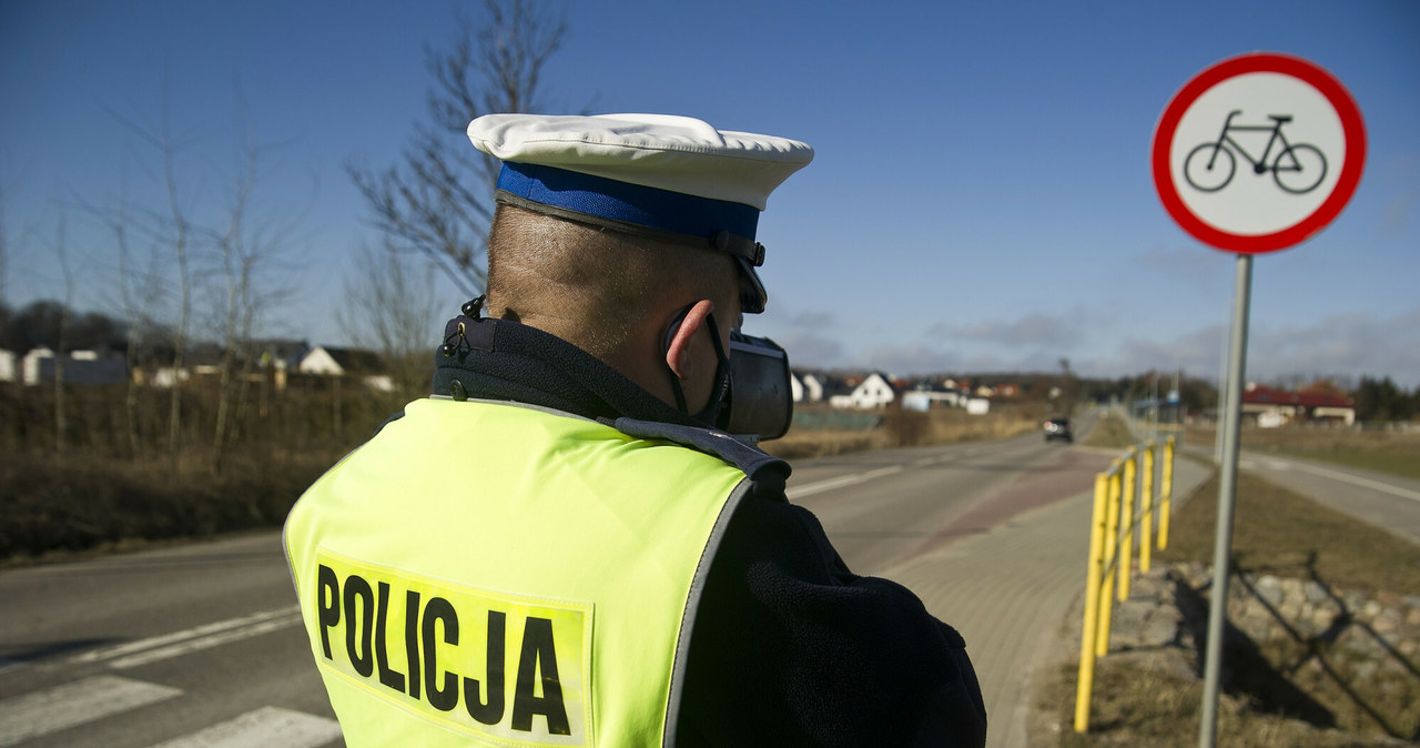 Policjanci patrolują dziś rejony przejść dla pieszych /Stanisław Bielski /Reporter