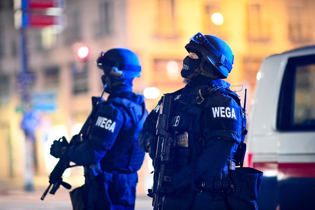 Policjanci patrolujący ulice Wiednia wkrótce po zamachu w centrum miasta /CHRISTIAN BRUNA /PAP/EPA
