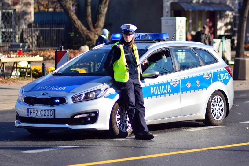 Policjanci pilnujący bezpieczeństwa ruchu drogowego mają szereg możliwości ukarania kierowcy /123RF/PICSEL