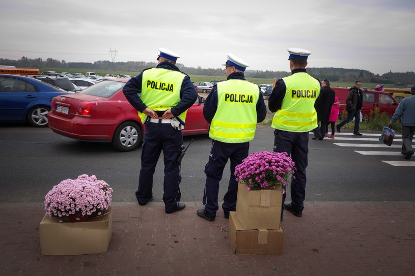 Policjanci pilnujący porządku we Wszystkich Świętych nie mają łatwego życia /Piotr Kamionka /Reporter