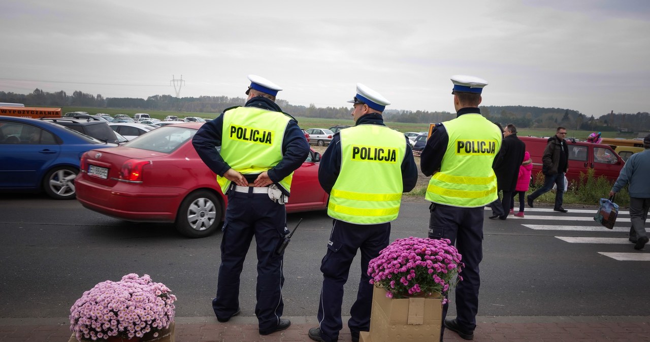 Policjanci pilnujący porządku we Wszystkich Świętych nie mają łatwego życia /Piotr Kamionka /Reporter