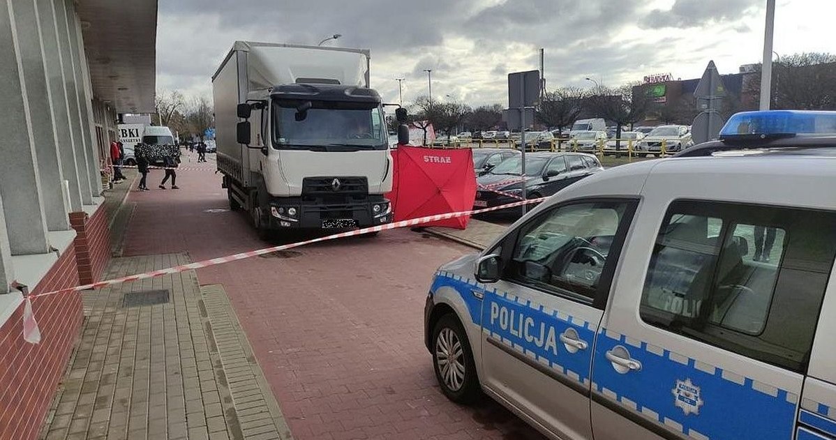 Policjanci pod nadzorem Prokuratury Rejonowej w Sieradzu będą ustalać okoliczności śmiertelnego potrącenia 74-latki przy pawilonach na Alei Grunwaldzkiej /Polska Policja /Informacja prasowa