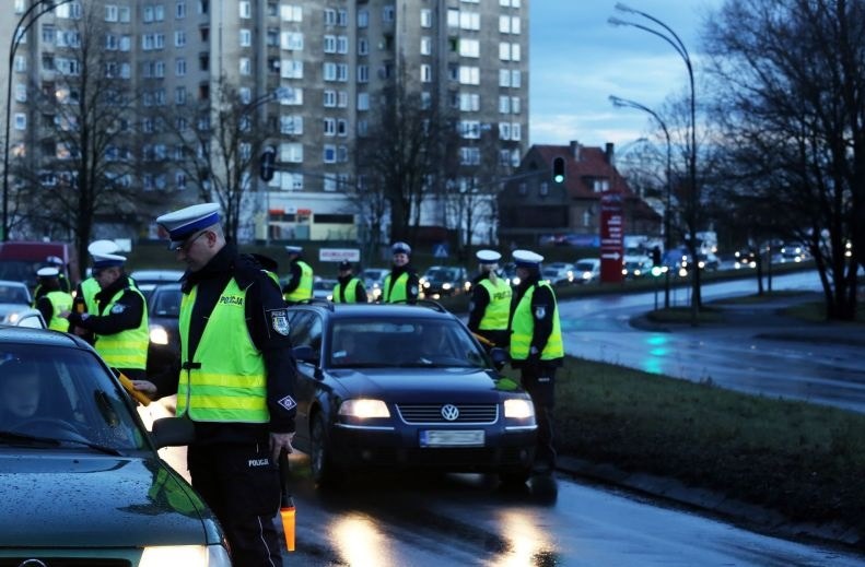 Policjanci podczas akcji sprawdzania trzeźwości kierowców /Piotr Jędzura /Reporter
