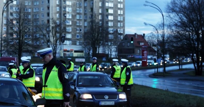 Policjanci podczas akcji sprawdzania trzeźwości kierowców /Piotr Jędzura /Reporter