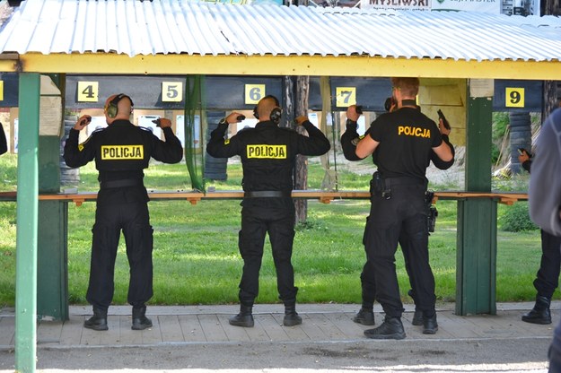 Policjanci podczas ćwiczeń na strzelnicy /Shutterstock