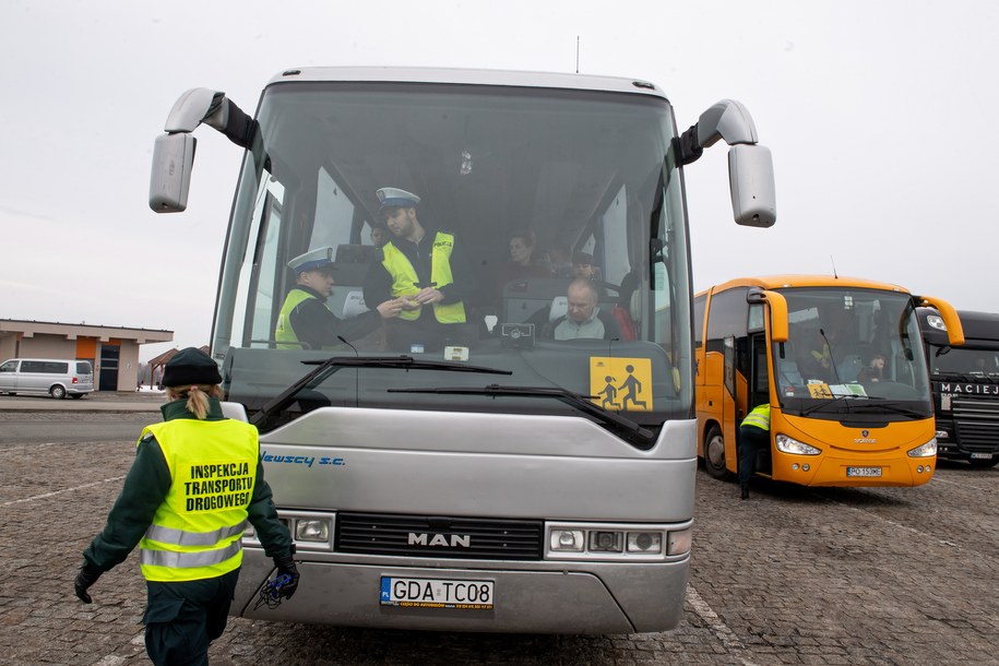 Policjanci podczas kontroli autokaru /	Grzegorz Michałowski   /PAP