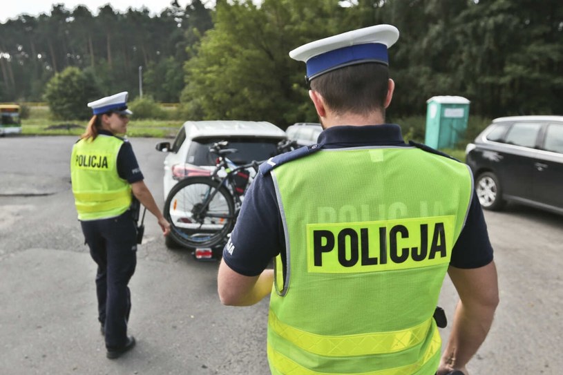Policjanci podczas kontroli drogowej sprawdzają m.in. obowiązkowe wyposażenie auta /PIOTR JEDZURA/REPORTER /East News
