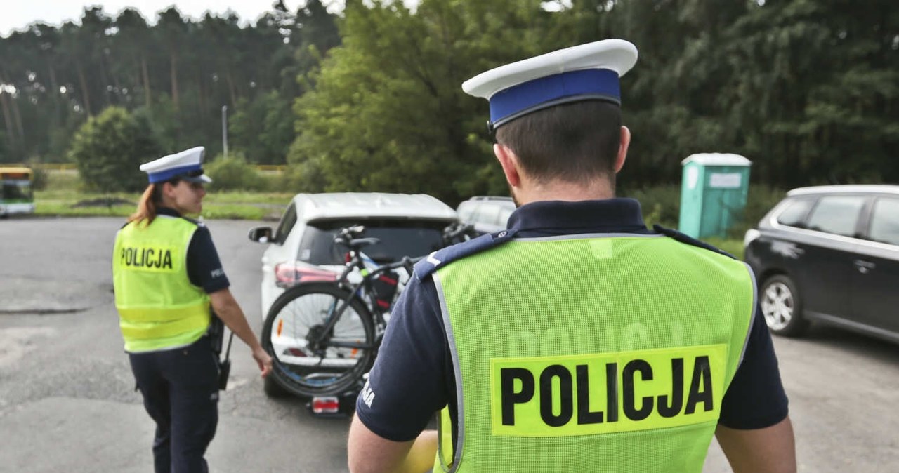 Policjanci podczas kontroli drogowej sprawdzają m.in. obowiązkowe wyposażenie auta /PIOTR JEDZURA/REPORTER /East News