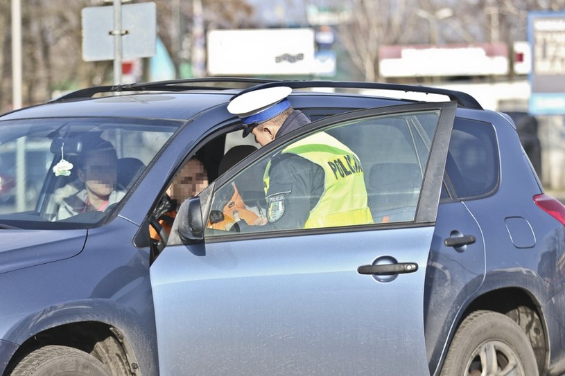 Policjanci podczas kontroli weryfikują stan licznika (fot. ilustrowane) /Piotr Jędzura /Reporter