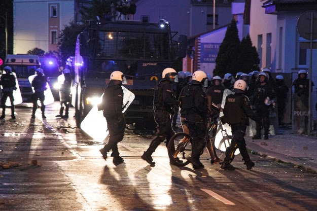 Policjanci podczas niedzielnego protestu przed komendą na ul. Traugutta w Lubinie /Aleksander Koźmiński /PAP