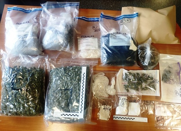 Policjanci podczas przeszukania mieszkań podejrzanych znaleźli ponad 6 kg narkotyków /KPP Nowy Targ  /