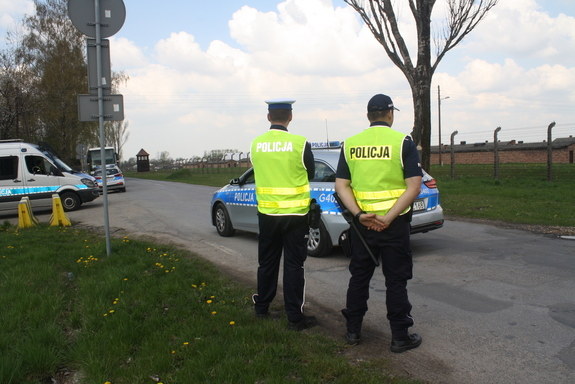 Policjanci podczas zabezpieczania trasy marszu (zdjęcie archiwalne) /KPP Oświęcim /Policja