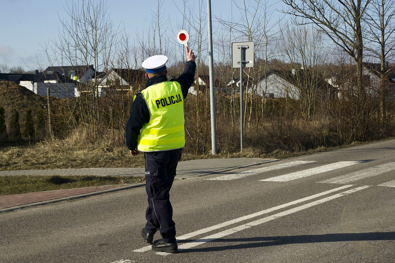 Policjanci polują na kierowców wyprzedzających przed przejściami dla pieszych /Stanisław Bielski/Reporter /East News