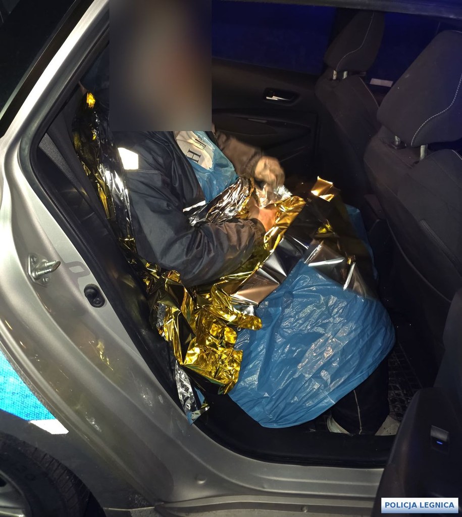 Policjanci pomogli mężczyźnie idącemu z Wrocławia do Głogowa. /Dolnośląska Policja /