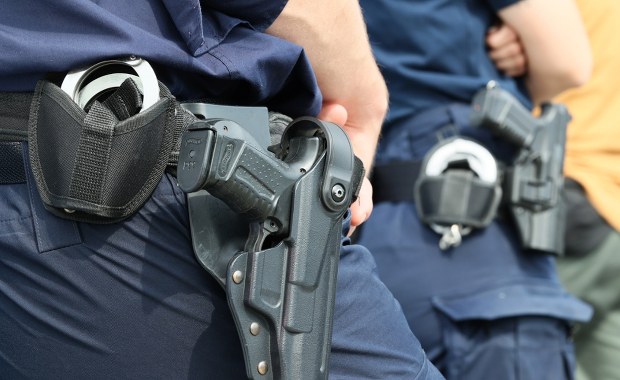 Policjanci postrzelili agresywnego mężczyznę. Usłyszał zarzut