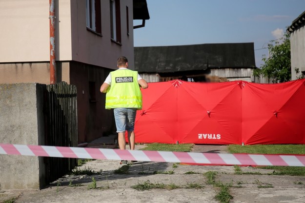 Policjanci pracujący na miejscu zbrodni w Dzierzgowie w Łódzkiem /Roman Zawistowski /PAP