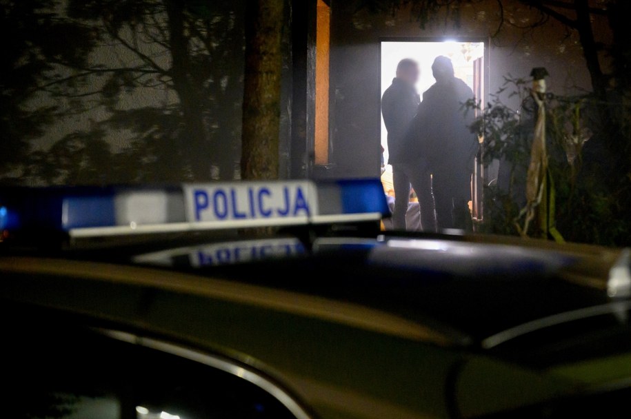 Policjanci pracujący w miejscu potrójnego zabójstwa w listopadzie 2023 /	Jakub Kaczmarczyk   /PAP/EPA