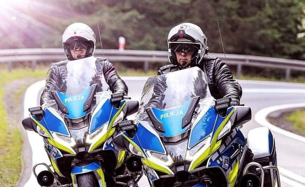 Policjanci prezentują grę w ramach akcji bezpieczeństwa w ruchu drogowym