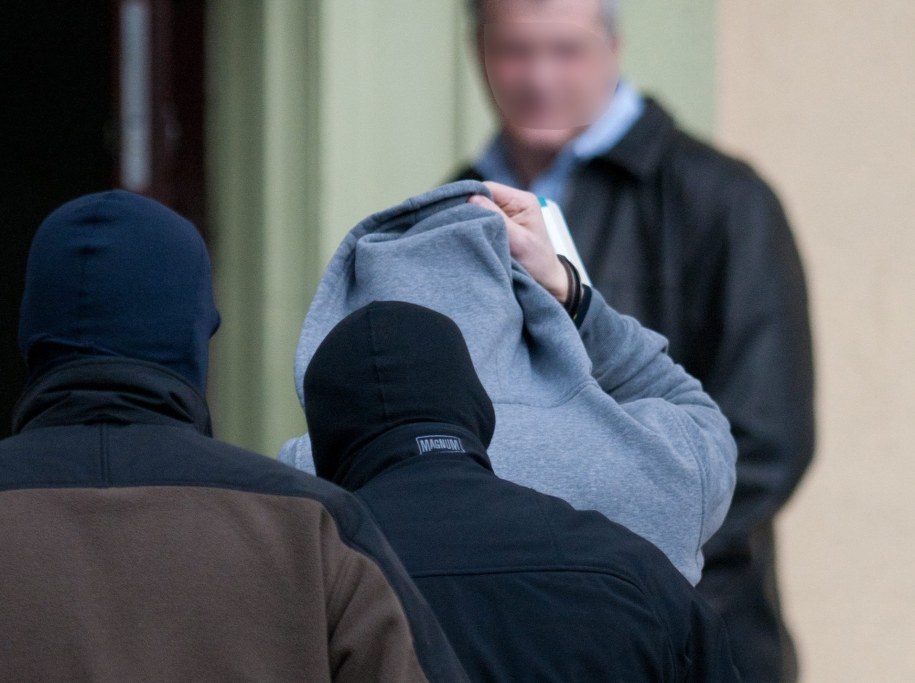 Policjanci prowadzą 25 bm. do sekcji aresztowań łódzkiego sądu, Igora Ł. ps. "Patyk" (szara bluza) /Grzegorz Michałowski /PAP