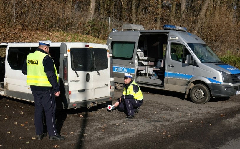Policjanci prowadzący działania kontrolno-prewencyjne "SMOG". /LUKASZ SOLSKI/East News /East News