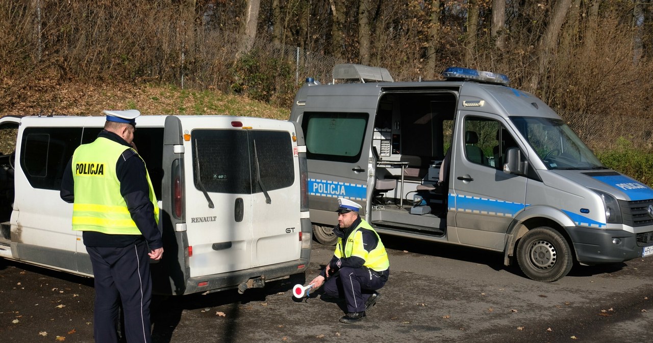 Policjanci prowadzący działania kontrolno-prewencyjne "SMOG". /LUKASZ SOLSKI/East News /East News