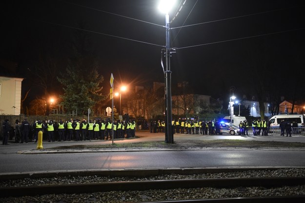 Policjanci przed ambasadą Izraela w Warszawie /Radek Pietruszka /PAP