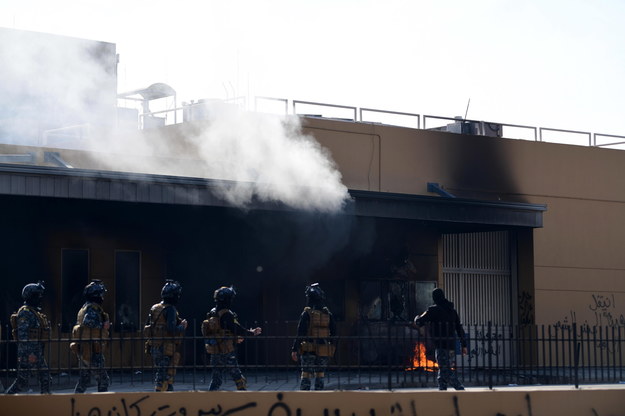 Policjanci przed budynkiem ambasady USA w Bagdadzie /MURTAJA LATEEF /PAP/EPA